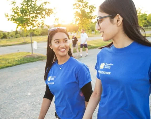 Deux jeunes femmes bénévoles marchent