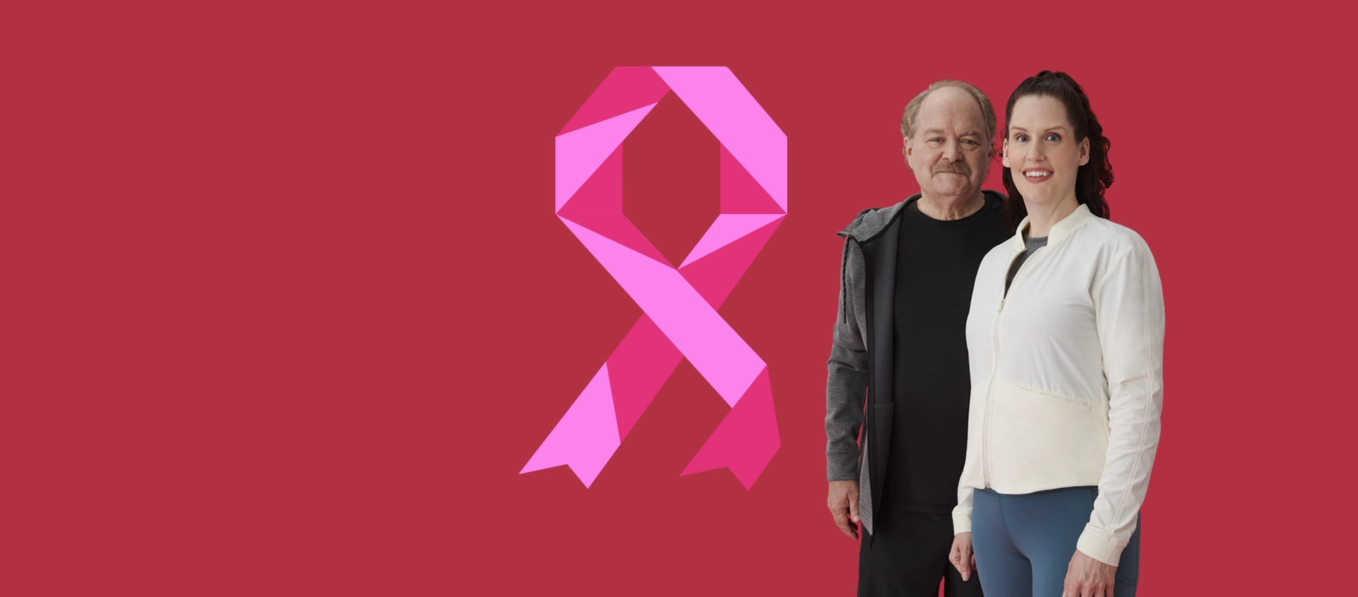 Morgan, survivante du cancer du sein, se tient à côté de son père Len. Près d'eux, les logos de la SCC, de la CIBC et de la Course à la vie CIBC.