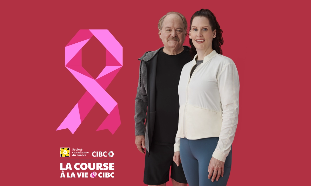 Morgan, survivante du cancer du sein, se tient à côté de son père Len. Près d'eux, les logos de la SCC, de la CIBC et de la Course à la vie CIBC.