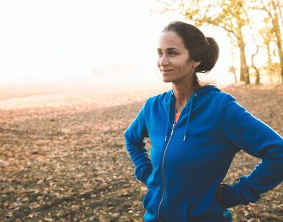 Femmes au bord d'un lac