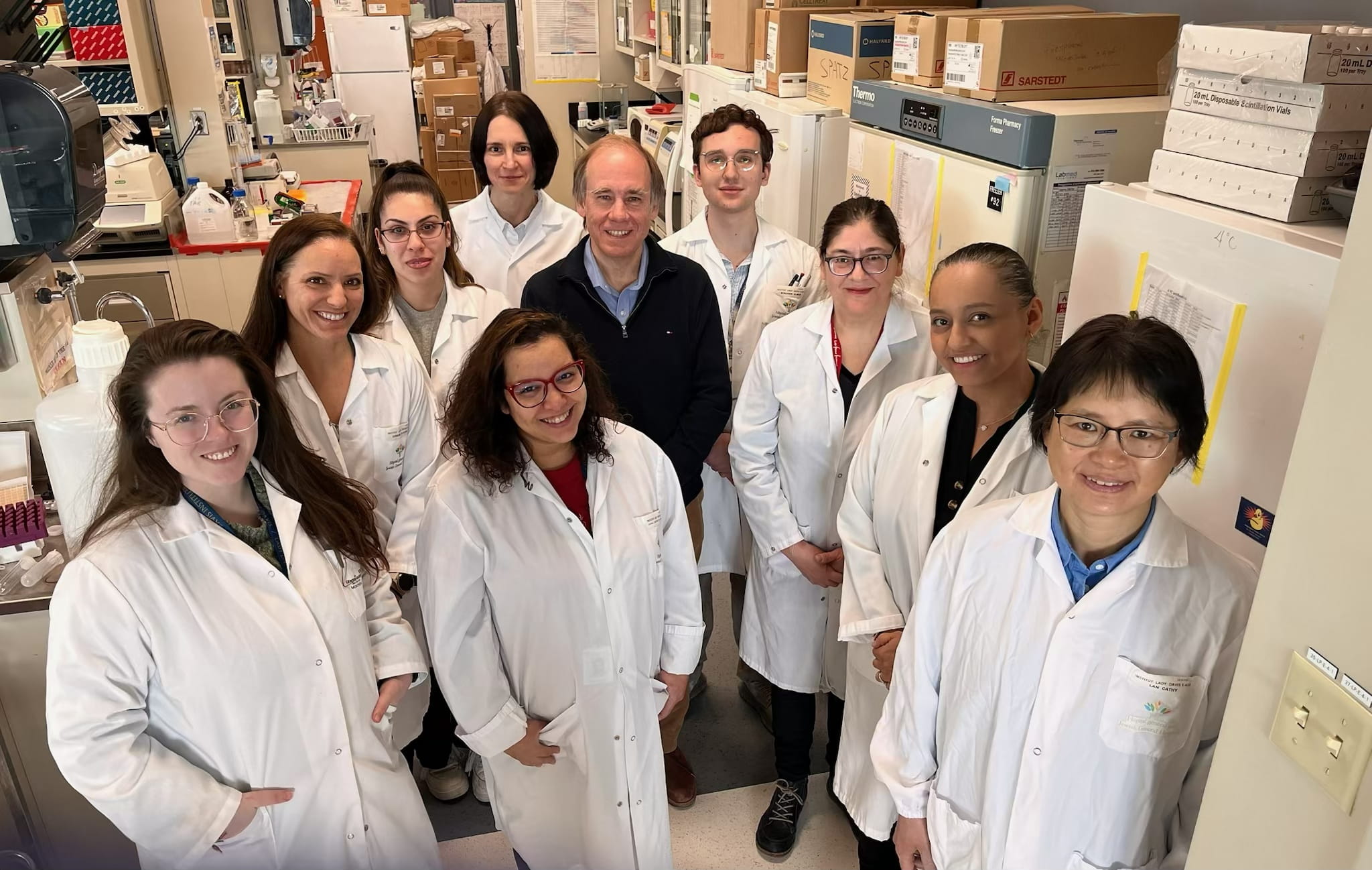 Dr Mark Basik et les membres de son équipe