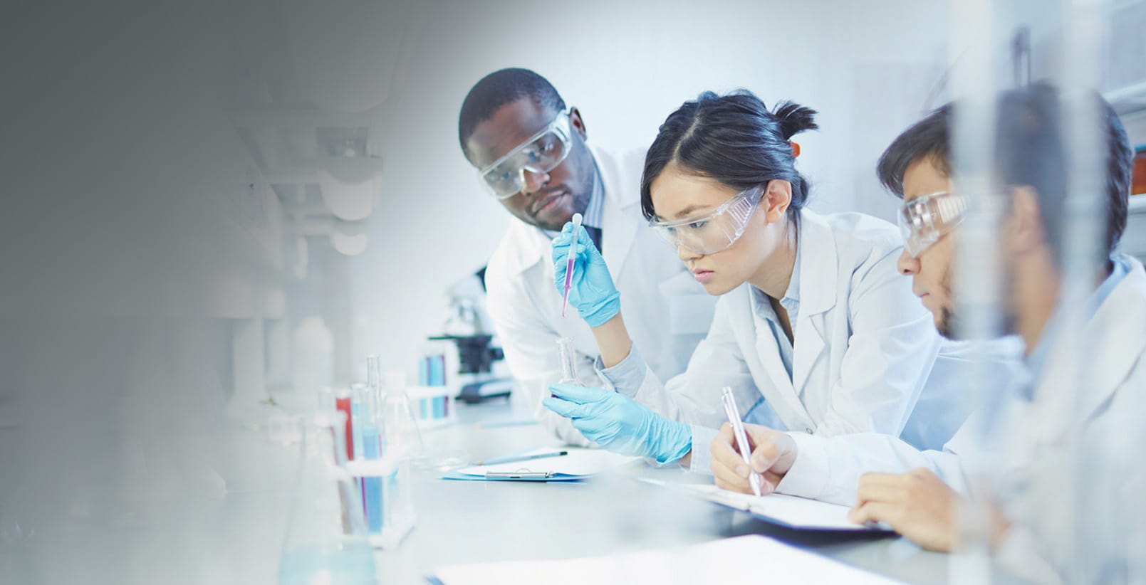 Trois chercheurs travaillant dans un laboratoire.  