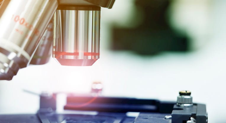 Plan rapproché d’un microscope.