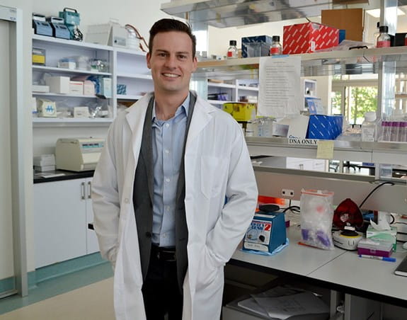 Alexander Wyatt, Ph. D., debout dans son laboratoire à l’Université de la Colombie-Britannique