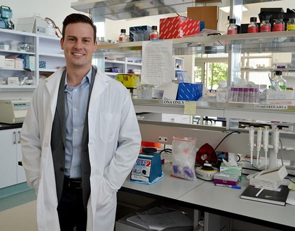 Alexander Wyatt, Ph. D., debout dans son laboratoire à l’Université de la Colombie-Britannique