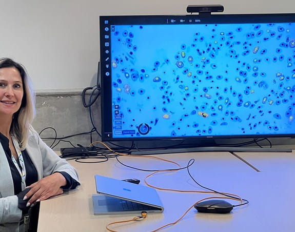 April Khademi, Ph. D., assise à côté d’un écran d’ordinateur à l’Université métropolitaine de Toronto