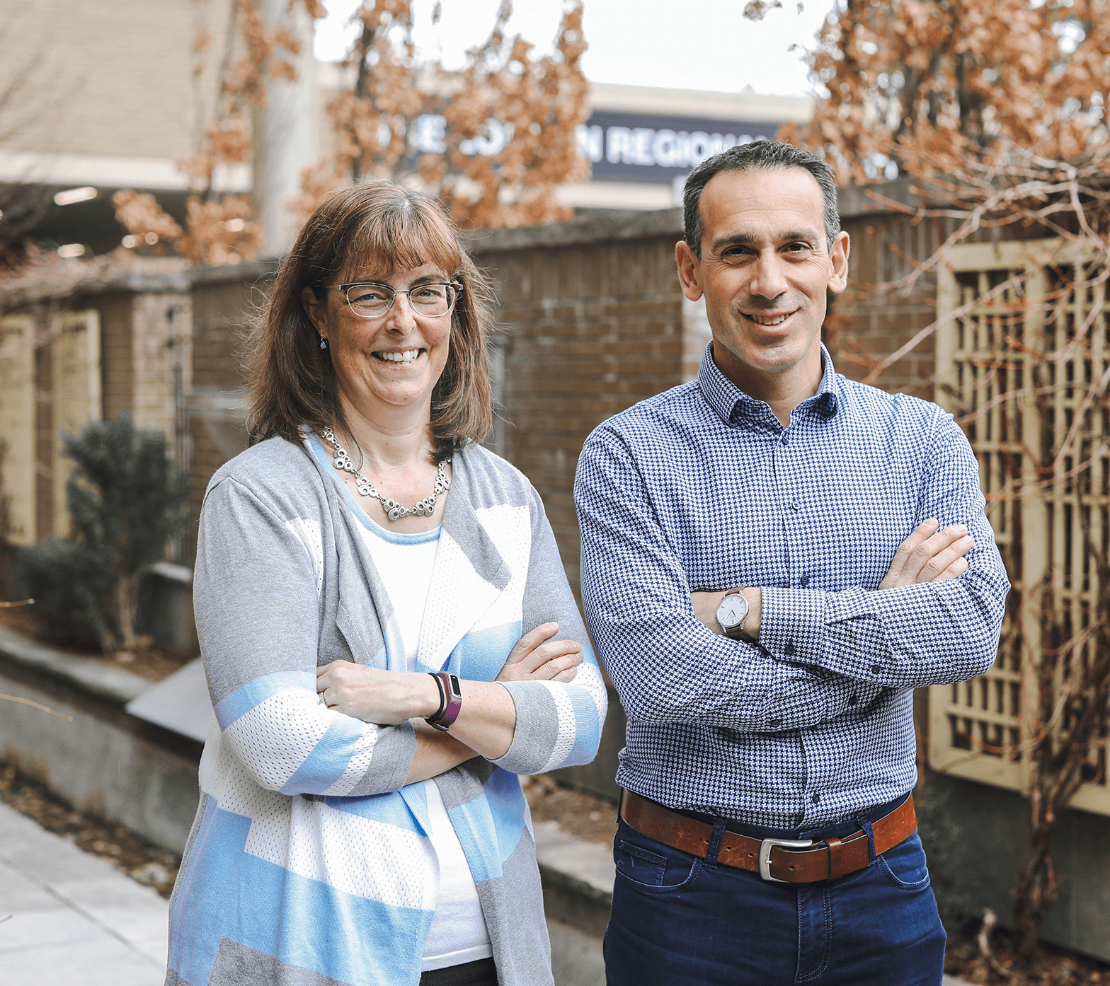 Alison Allan, Ph. D., et le Dr David Palma sont à l’extérieur de leur institut de recherche; ils ont les bras croisés et sourient 