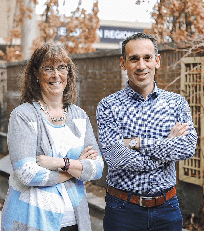 Alison Allan, Ph. D., et le Dr David Palma sont à l’extérieur de leur institut de recherche; ils ont les bras croisés et sourient 