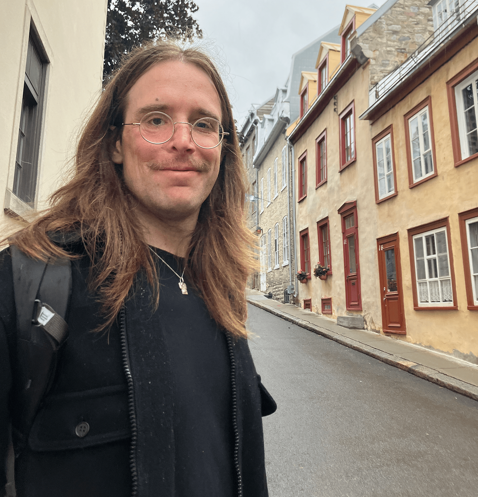 Francis Hooper, un jeune homme à la peau claire et aux cheveux blonds, portant des lunettes 