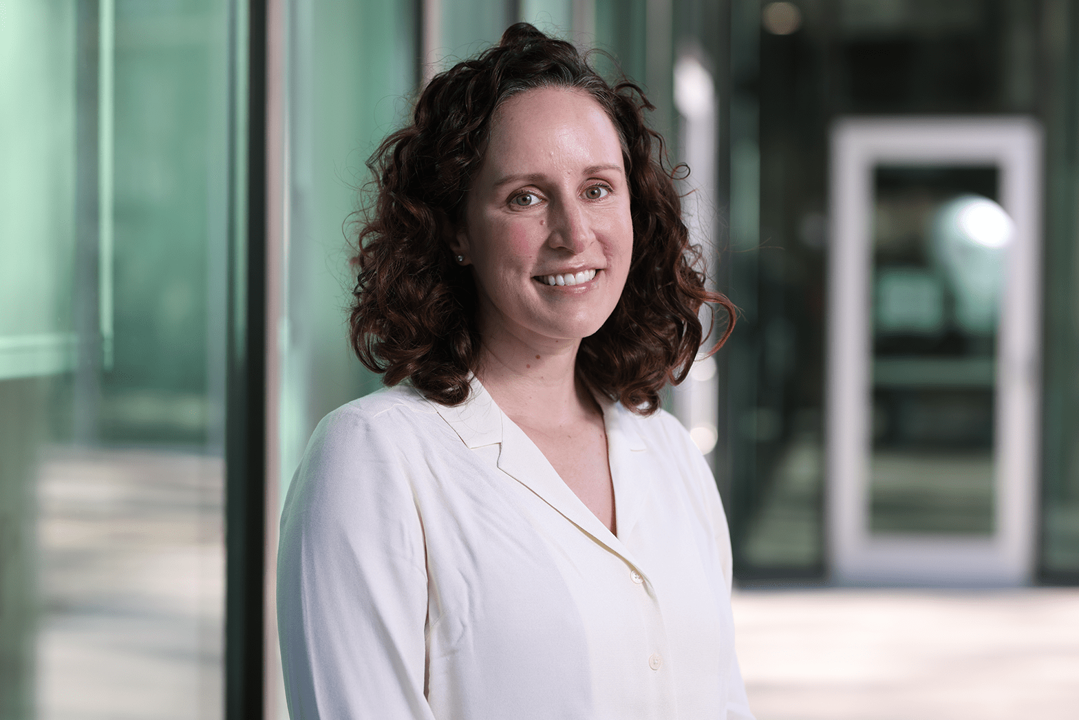 Gillian Hanley, Ph. D., une femme à la peau claire et aux cheveux bruns, vêtue d’un sarrau 