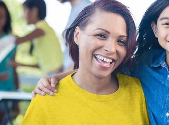 Des femmes avec une jeune fille souriante