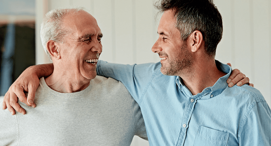 Deux personnes se tenant par les épaules