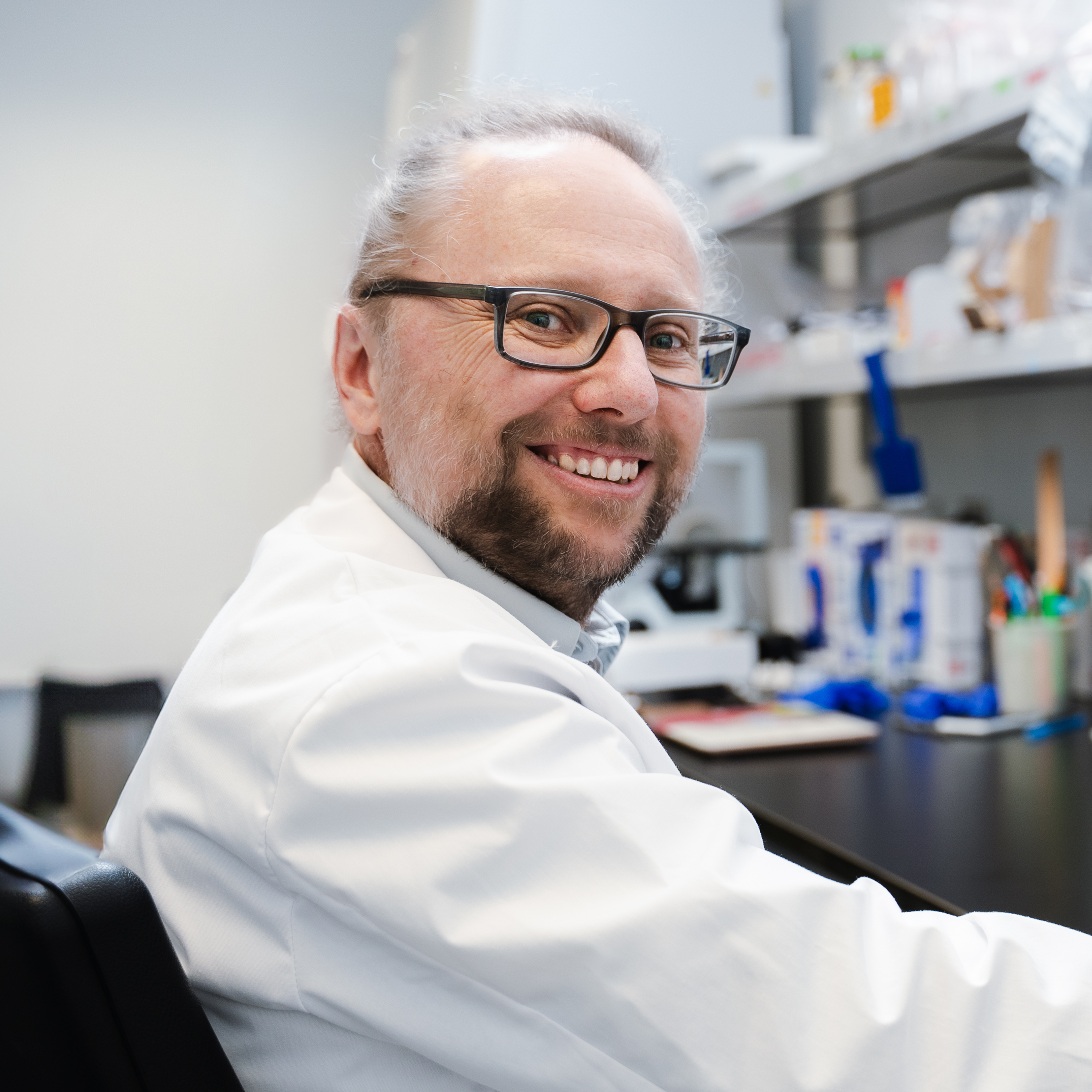 Francis Rodier, dans un laboratoire, regarde la caméra. 