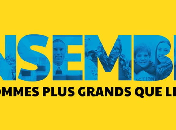 Un bandeau jaune où figurent les mots « Ensemble nous sommes plus grands que le cancer.»