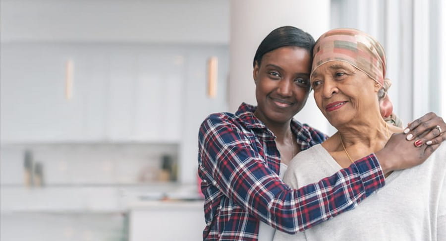 Deux femmes s’embrassent